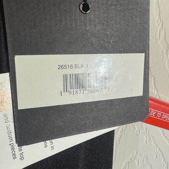 Mac Duggal Fitted Silhouette Gown with Crew Neckline Size 4 Style 26516 - Picture 6 of 8